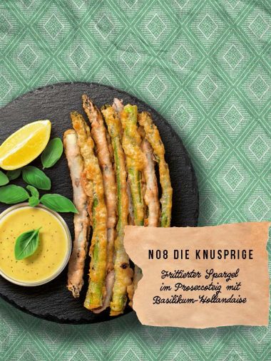 Teller mit frittiertem Spargel angerichtet