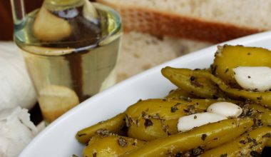 Gegrillte Peperoni, angerichtet mit Brot und Knoblauch