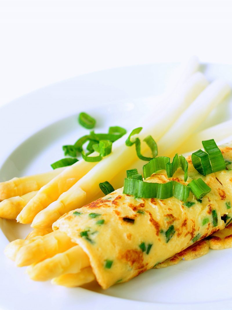 Spargel und Spargel-Omelette-Rolle auf Teller