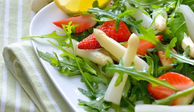 Teller mit Spargelsalat