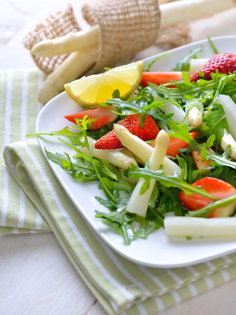 Teller mit Spargelsalat