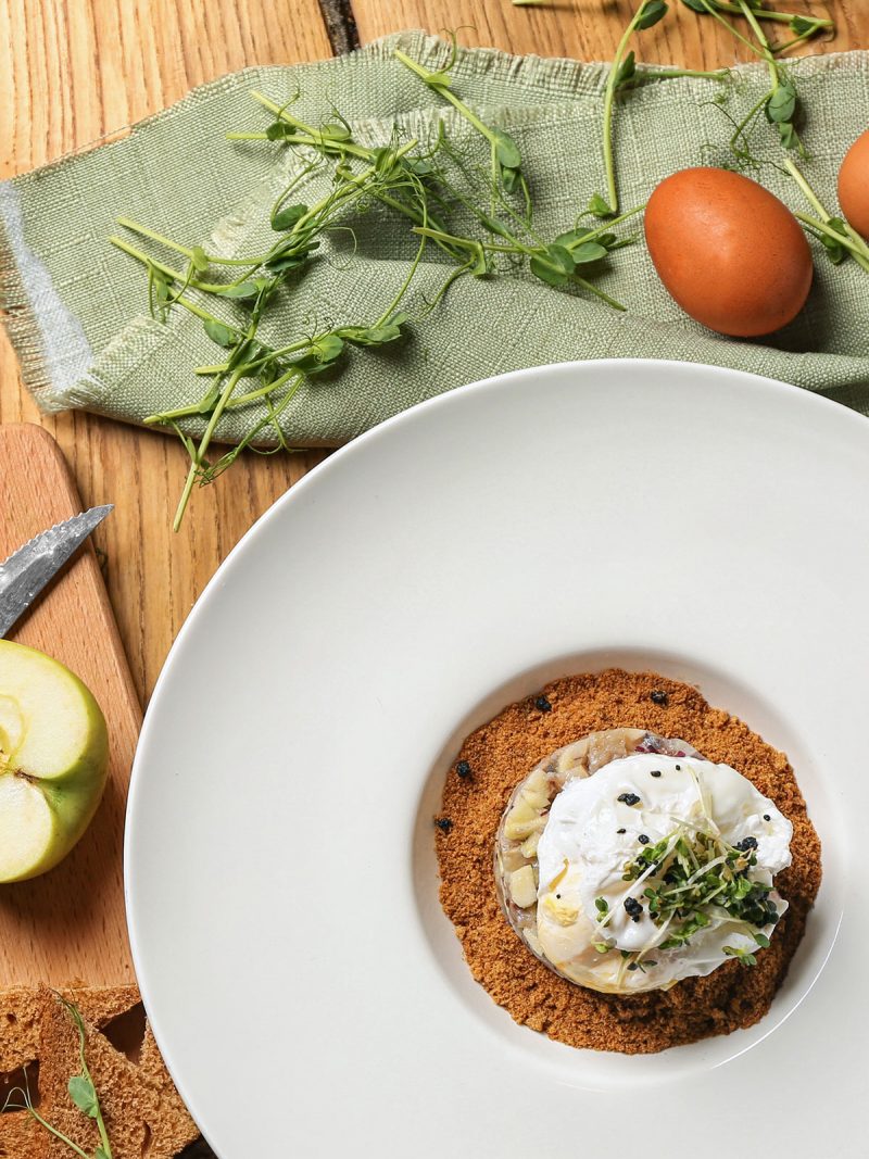 Matjes-Apfel-Tartar auf Teller