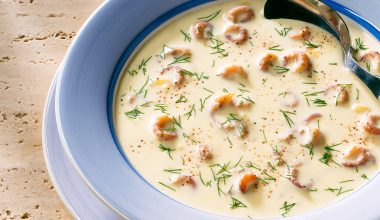 Cremesuppe mit Krabben auf Teller