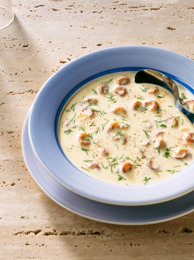 Cremesuppe mit Krabben auf Teller