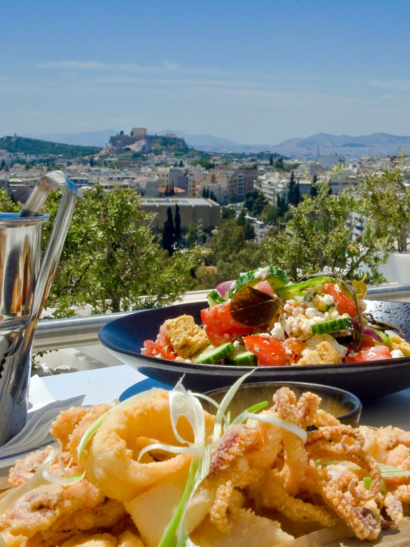 Griechische Gerichte vor der Skyline von Athen