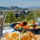 Griechische Gerichte vor der Skyline von Athen