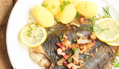 Gebratene Scholle mit Speck und Kartoffeln auf Teller