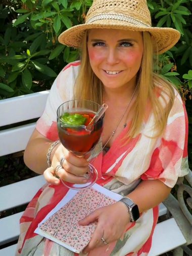Katharina prostet mit Erdbeerwein-Cocktail zu