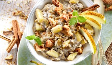 Porridge Birnen Zimt-Brezeln auf Teller