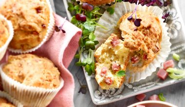 Muffins mit Lauch und Speck, angerichtet auf Teller