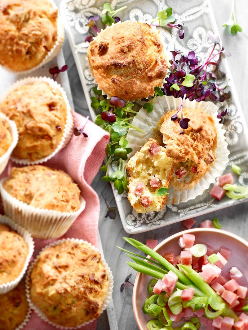 Muffins mit Lauch und Speck, angerichtet auf Teller