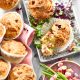 Muffins mit Lauch und Speck, angerichtet auf Teller