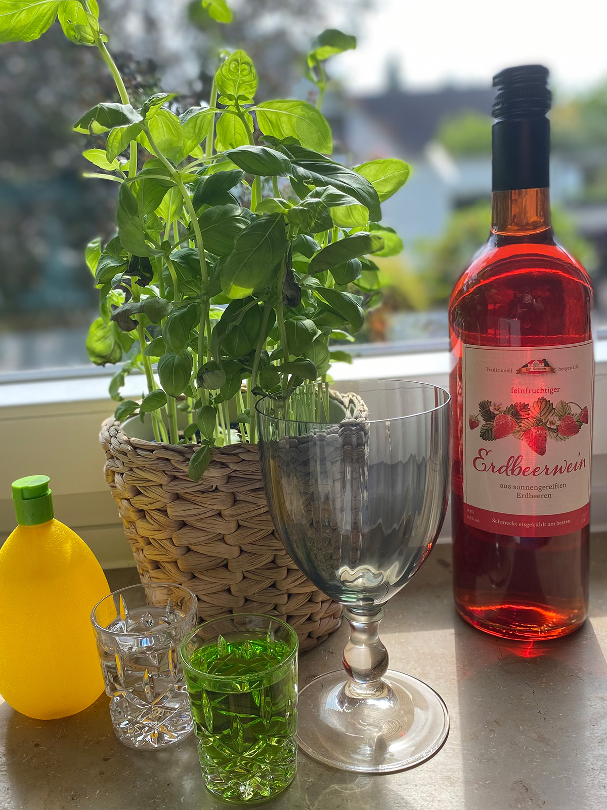 Erdbeerwein-Waldmeister-Cocktail mit Basilikum-Eiswürfeln - Jungborn ...