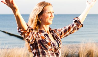 Frau entspannt am Strand