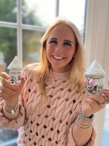 Katharina mit 2 Gläsern für den DIY-Adventskalender