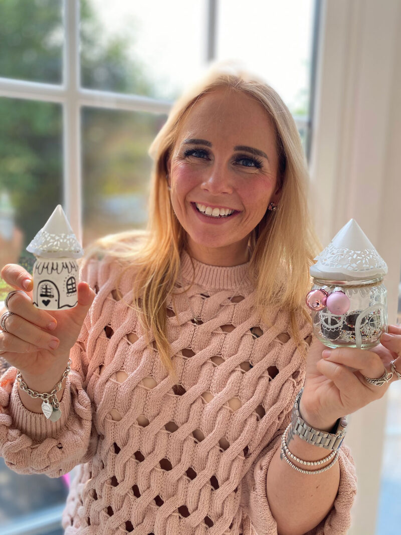 Katharina mit 2 Gläsern für den DIY-Adventskalender