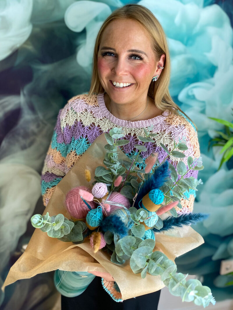Katharina zeigt Ihren Blumenstrauß aus Wolle