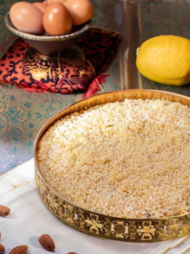 Mandel-Couscous-Kuchen, orientalisch serviert mit Eiern, Mandeln, und Zitrone