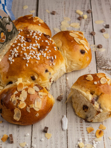 Angebrochener Neujahrskuchen aus Hefeteig mit Papierkrone