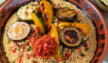 Gegrilltes Gemüse mit Ajvar auf Couscous angerichtet