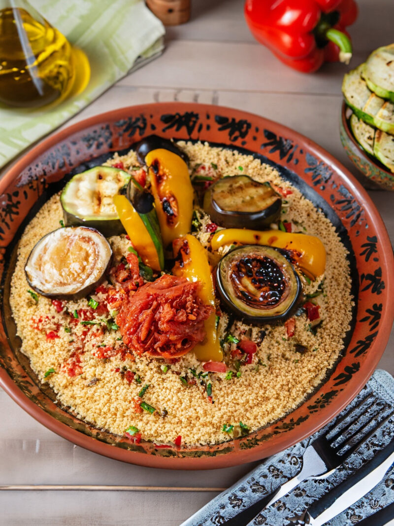 Gegrilltes Gemüse mit Ajvar auf Couscous angerichtet