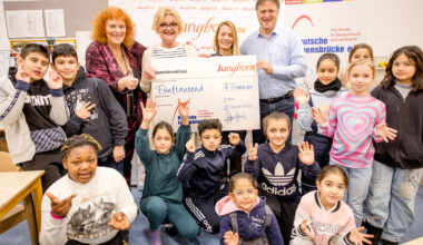 Jungborns Scheckübergabe für Frühstücksklub mit Saskia Vester und Kindern