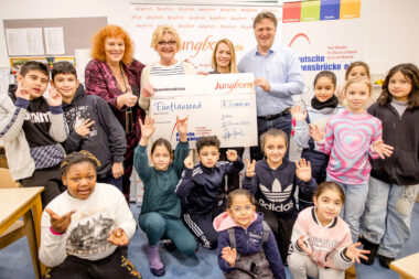 Jungborns Scheckübergabe für Frühstücksklub mit Saskia Vester und Kindern