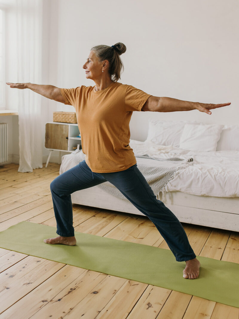 Entspannte Frau macht Yoga