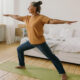 Entspannte Frau macht Yoga
