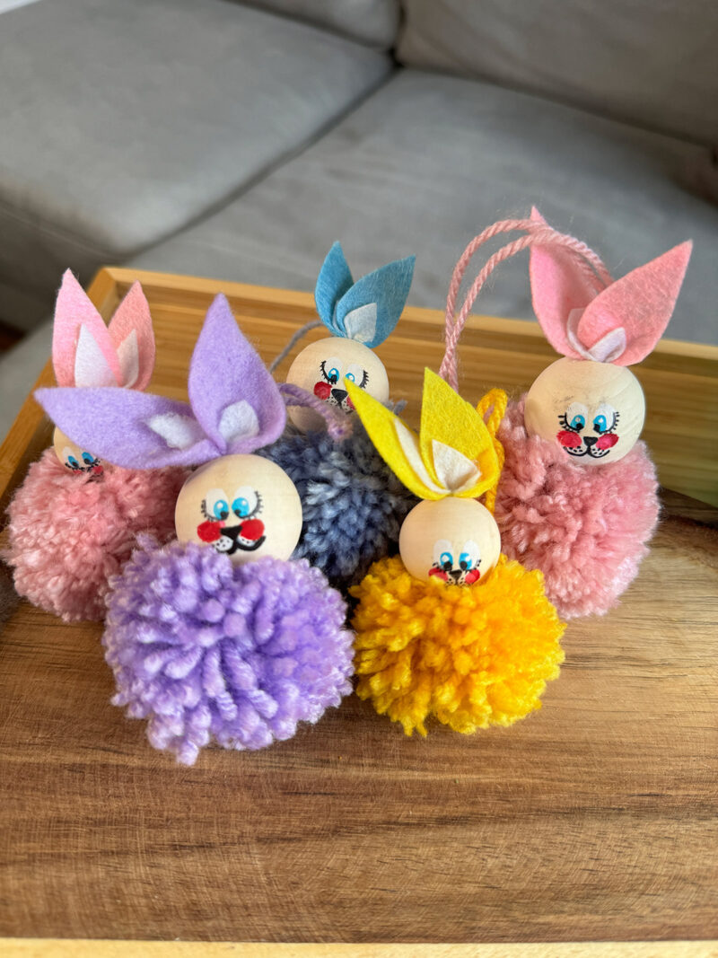 Viele bunte und flauschige Osteranhänger