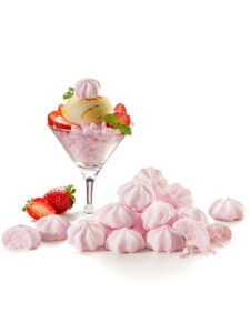 Baiser-Tropfen "Erdbeere" von Jungborn in einem Dessertglas mit Eiscreme und Erdbeeren