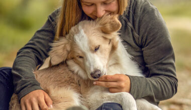 Frau schmust mit ihrem Hund