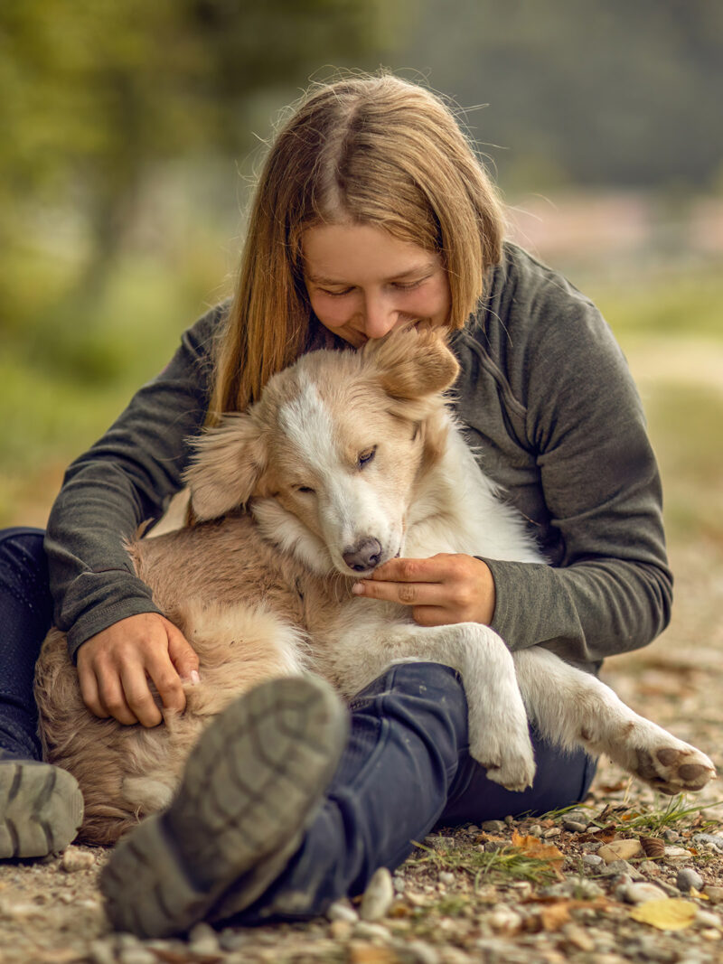 Frau schmust mit ihrem Hund