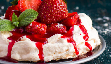 Pavlova aus Baiser und Erdbeeren mit Quark-Sahne