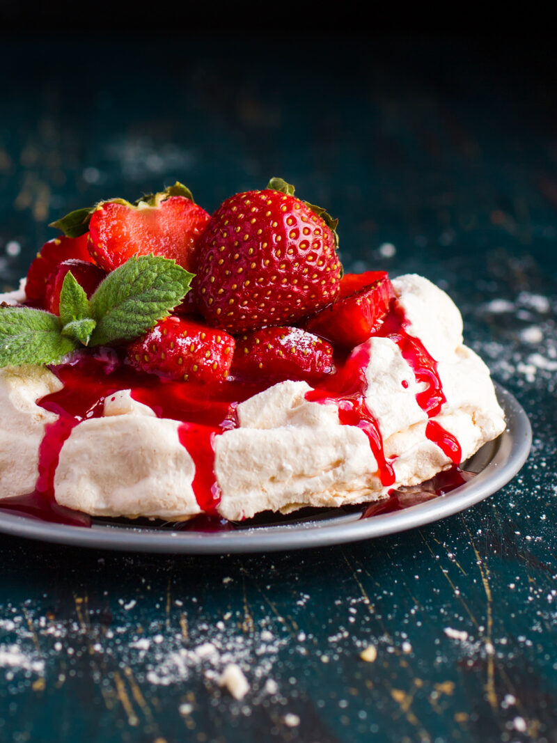 Pavlova aus Baiser und Erdbeeren mit Quark-Sahne