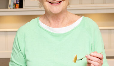 Saskia Vester hält Ihr Lieblings-Spargel-Rezept auf einem Teller in der Hand