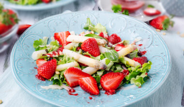 Sparge-Erdbeer-Salat mit Pinienkernen