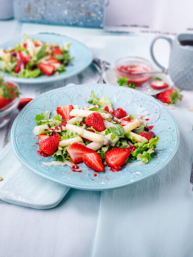 Sparge-Erdbeer-Salat mit Pinienkernen