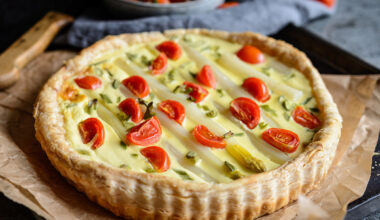 Eine Quiche mit Spargel und Kirschtomaten