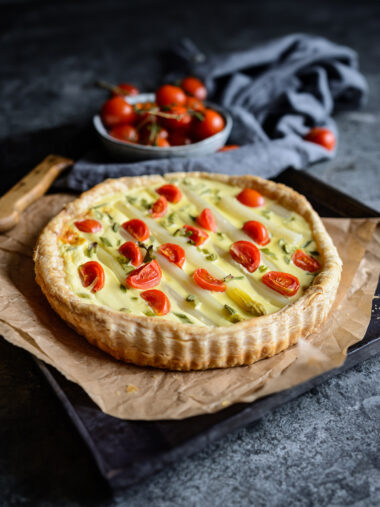 Eine Quiche mit Spargel und Kirschtomaten