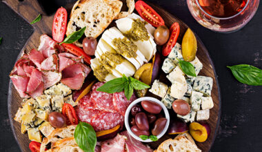 Holzbrett mit spanischen Vorspeisen als Foodboard
