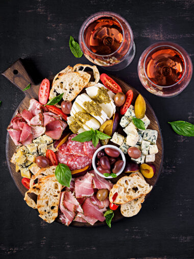 Holzbrett mit spanischen Vorspeisen als Foodboard