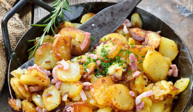 Bratkartoffeln in einer Eisenpfanne