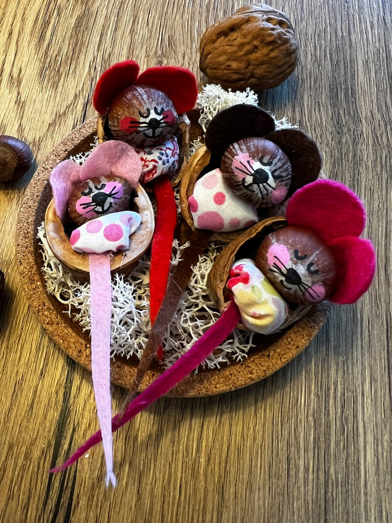 Süße Frühlingsmäuschen liegen zusammengekuschelt im Moos