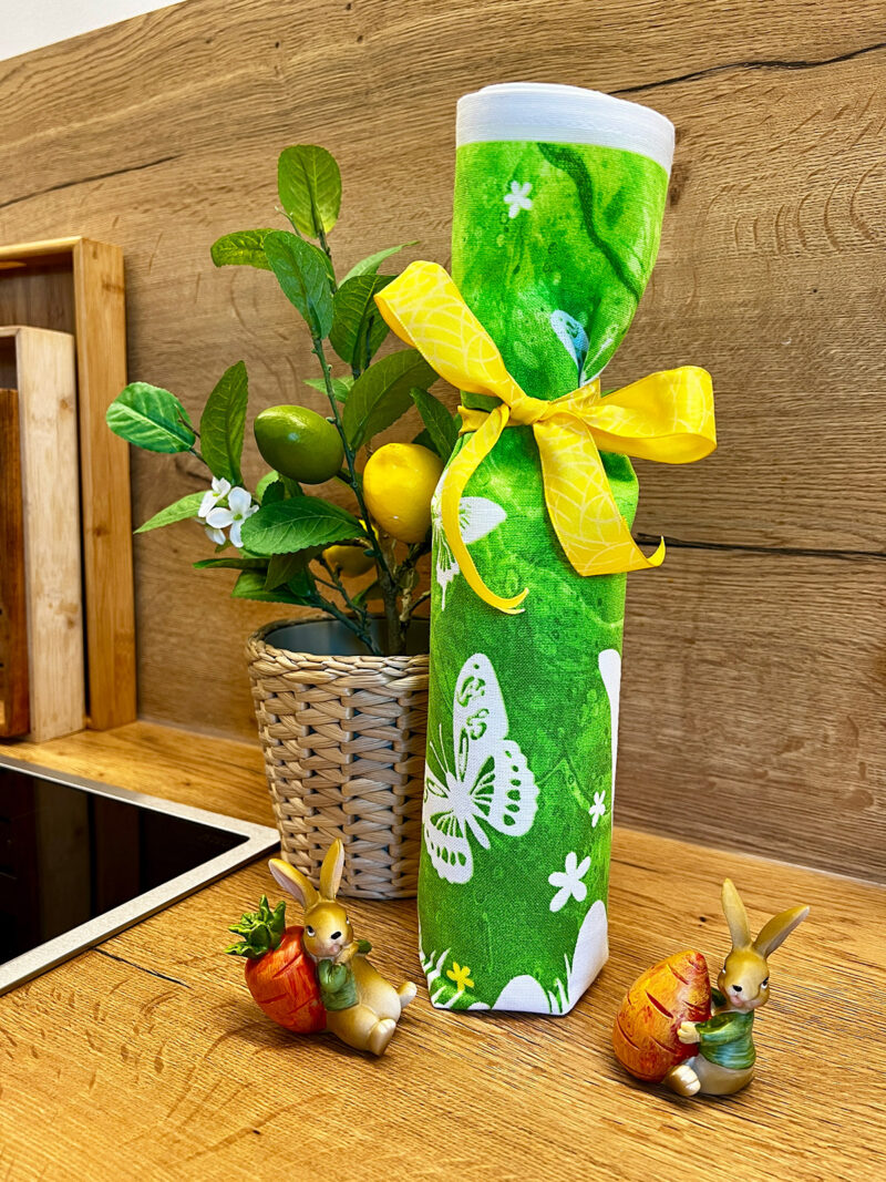 Geschenk steht neben zwei Osterfiguren und einer Zitronenpflanze