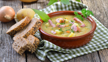 Kartoffelsuppe mit Würstchen aus Saskia Vesters Kochbuch