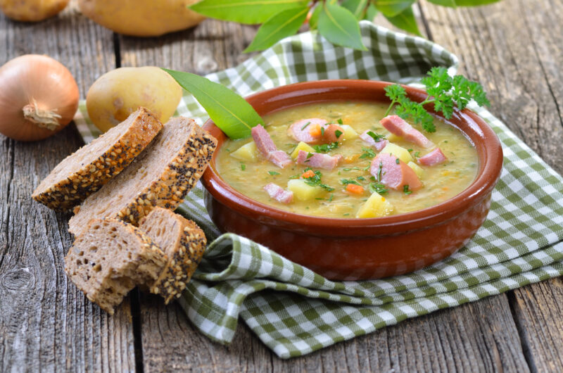 Kartoffelsuppe mit Würstchen aus Saskia Vesters Kochbuch