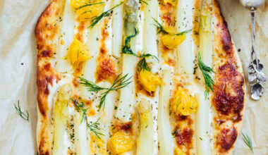 Flammenkuchen belegt mit Spargel, Orangen und Créme fraîche