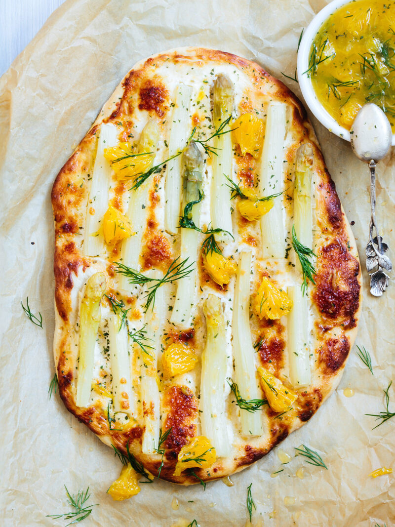 Flammenkuchen belegt mit Spargel, Orangen und Créme fraîche