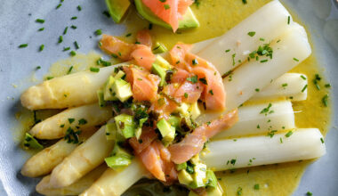 Spargel mit Avocado und Lachs
